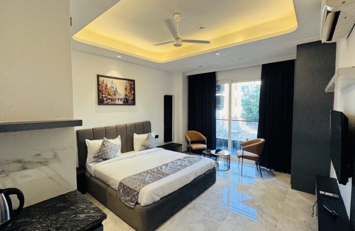 Room with balcony kitchen & mini fridge (Reebah Grande)